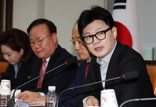 한동훈(오른쪽) 국민의힘 대표가 지난 28일 국회에서 열린 최고위원회의에서 발언하고 있다. [연합뉴스 제공]